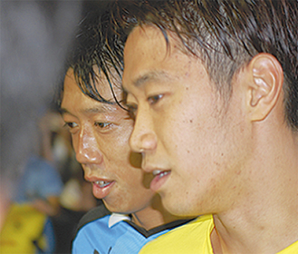 試合後に意見を交わす中村選手（左）と香川選手