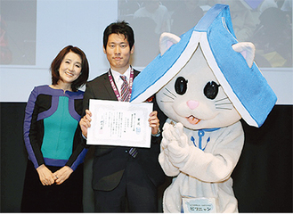 表彰状を手にする小松さん