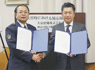 協定書を交わす岩滿署長と内田代表取締役（右）