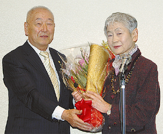 花束を受け取る横山さん（右）