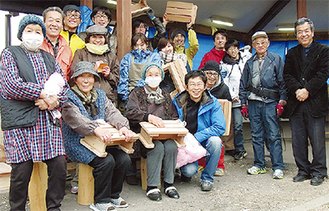 佐野さん（前列左から４人目）と被災地の住民ら