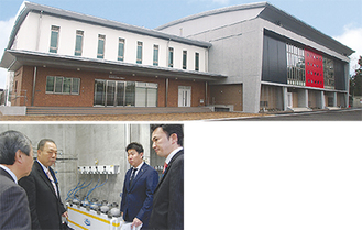↑完成した新庁舎←内覧会で説明を受ける福田市長（右から２人目）と石田市議会議長（右）