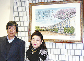 絵画「新城小学校」と垣内さん（右）、流石さん（左）