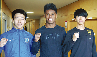 （写真右から）西川公基選手、タビナス・ジェファーソン選手、淡路昴宏選手