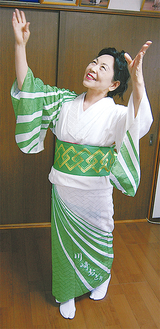 「川崎おどり」の文字が入った当時の着物で踊る清水さん