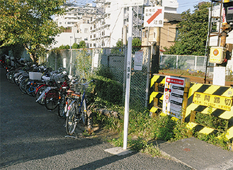 線路沿いに放置された自転車（10月27日撮影）