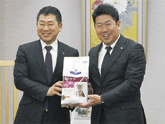 日本ヒルズ・コルゲートの安岡副社長（左）