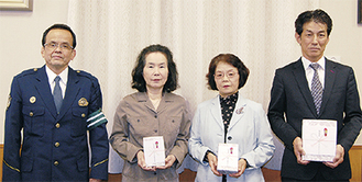 贈呈式に出席した（左から）田中署長、嵯峨野さん、藤浪さん、文元さん