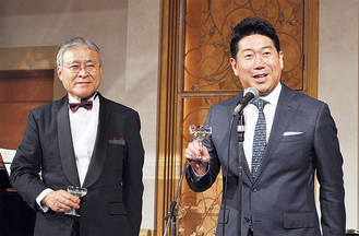 福田市長から祝辞を受ける松波会長（左）
