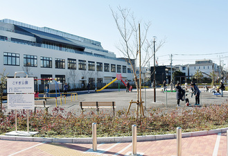 今年４月に開校する小杉小学校（左手奥）に隣接する「こすぎ公園」