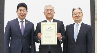 右から足立会長、信号機材（株）の前島敏雄社長、福田市長