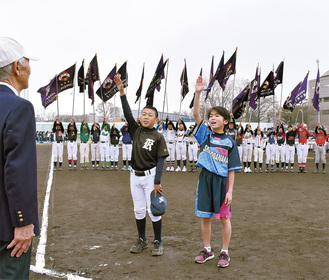 選手宣誓をした唐澤時男さん（左）と山田夏生さん
