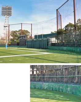 川崎球場時代から残る外野フェンスと照明塔（上）。フェンスには当時の企業名がうっすら残る