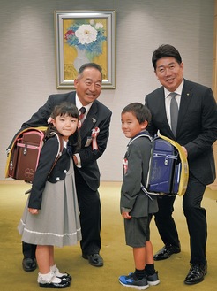 新入学児童2人と森副組合長、福田市長（右）