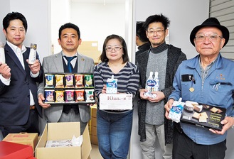 食品を手にする佐藤代表（中央）と、運送に協力した戸川さん、松下さん、近藤さん、岩本さん