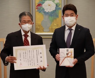 感謝状を手にする藤嶋氏（左）と福田市長＝市提供写真