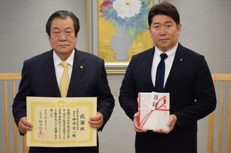 感謝状を手にする中嶋理事長（左）と福田市長