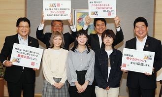 市庁舎を昨年訪れたＳＨＩＳＨＡＭＯの(中央左から)松岡彩さん、宮崎さん、吉川美冴貴さん
