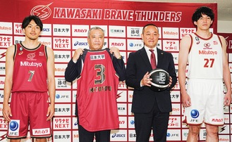 会見で新ユニホームを披露する篠山主将（左）、熊谷選手（右）