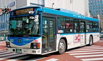 川崎駅前を走る市バス