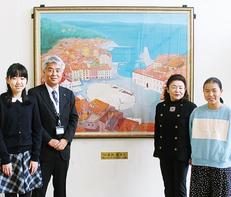 寄贈式に参加した（左から）青木さん、大曽根校長、垣内さん、矢野さん