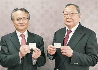 作成中のクーポンカードを手にする小林会長（右）と中川事務局長