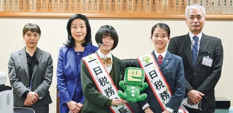 一日税務署長に就任した田中さん（左から３人目）、山本さん（同・４人目）