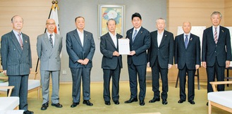 福田市長(右から４人目)に提出＝同連合会提供