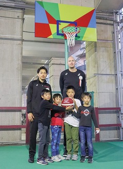 篠山選手(左)とファジーカス選手、参加した児童ら