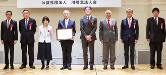 同法人会の井田会長(左から４人目)と参加した納税表彰者ら＝15日、ホテル精養軒
