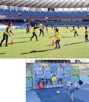 親子でのサッカー体験(上)／場内に設置されたアトラクションに挑戦する子ども