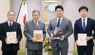 絵本を寄贈した藤嶋理事長(左から２人目)ら