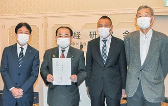 田中氏（左から２人目）に要望書を手渡す関係者
