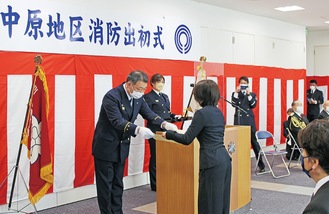 表彰状を手渡す飯田署長（左）