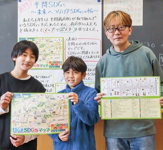 (右から)マップを手にする石井理事長、菊池さん、片岡さん