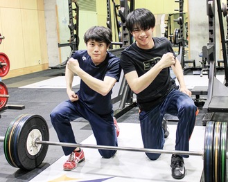 練習に励む古賀さん（左）と鈴木さん