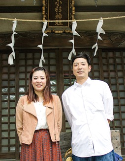 小杉神社で笑顔を見せる２人