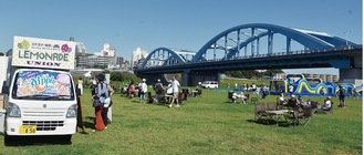 遊具やキッチンカーなどが設置された丸子橋下の河川敷