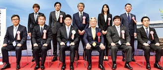 認定企業の代表者と足立会長（下段右から３番目）、福田市長（同４番目）