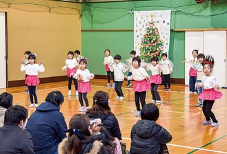 踊りを披露する児童