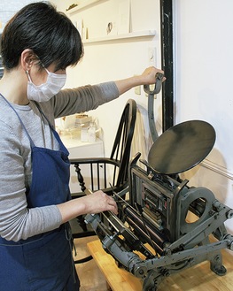 使用する昭和40年代の活版印刷機