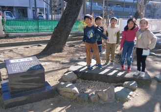 新城小学校の伝・八百八橋の橋板と１年の児童
