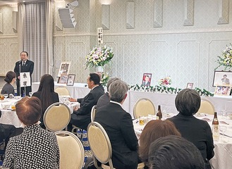 祭壇前で追悼の言葉を述べる田中氏