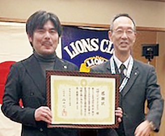 感謝状を手にする山本会長（左）