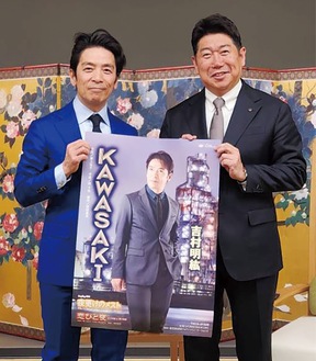 福田市長（右）とともに記念写真に納まる吉村さん＝吉村さん提供