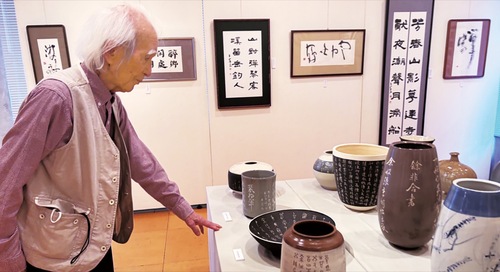 作品の説明をする吉田さん