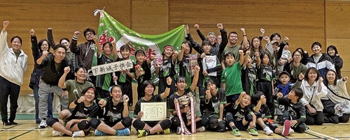 優勝を喜ぶ下新城のメンバーら