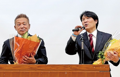 生徒に思いを伝える坂本さん(右)と川崎さん