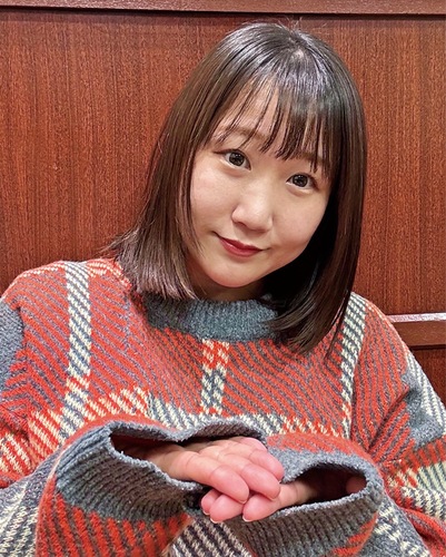 カフェで川崎純情小町☆のポーズをする前田さん