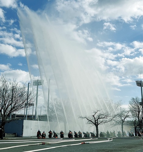 消防団らによる一斉放水＝写真は昨年